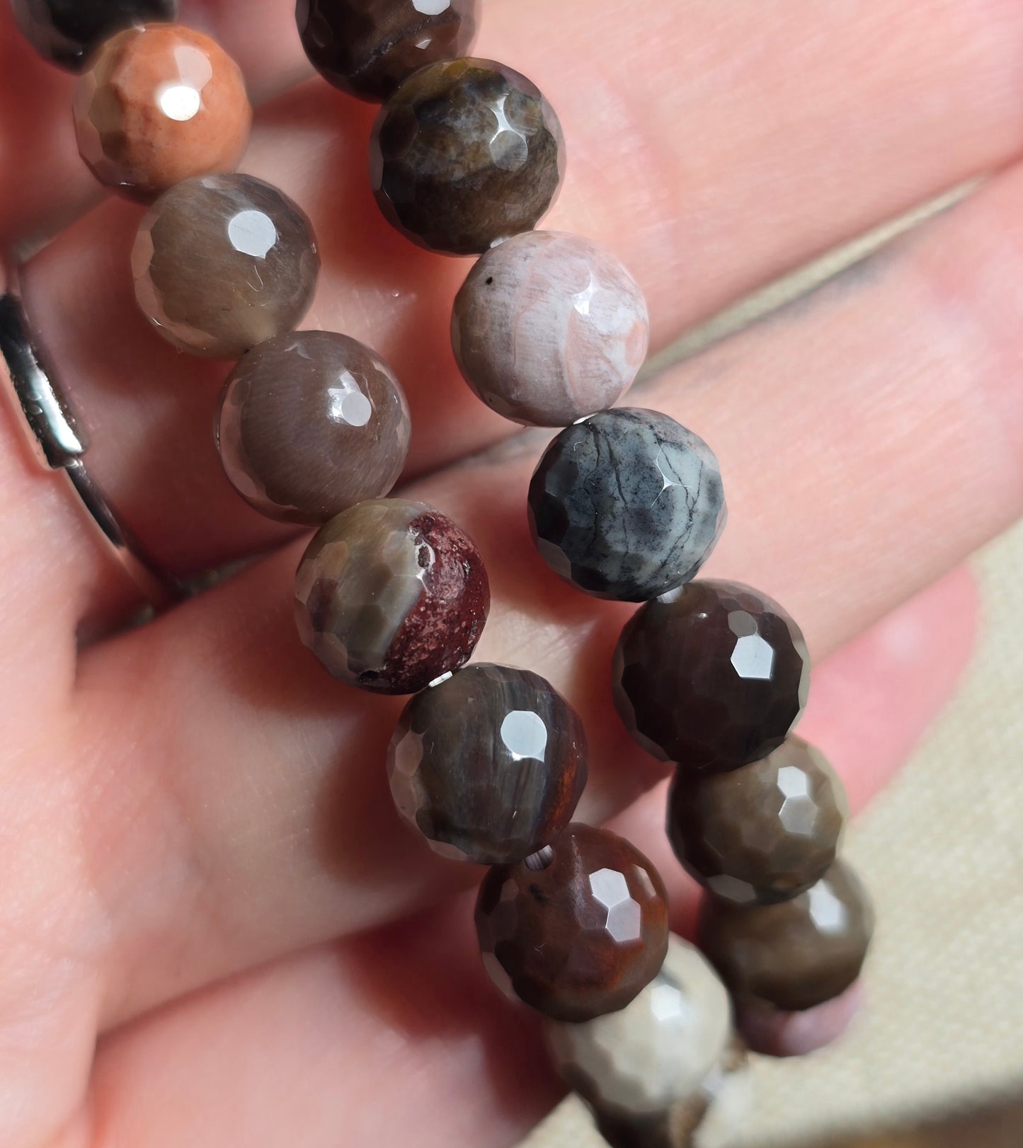 Facetterat armband – Fossiliserat trä