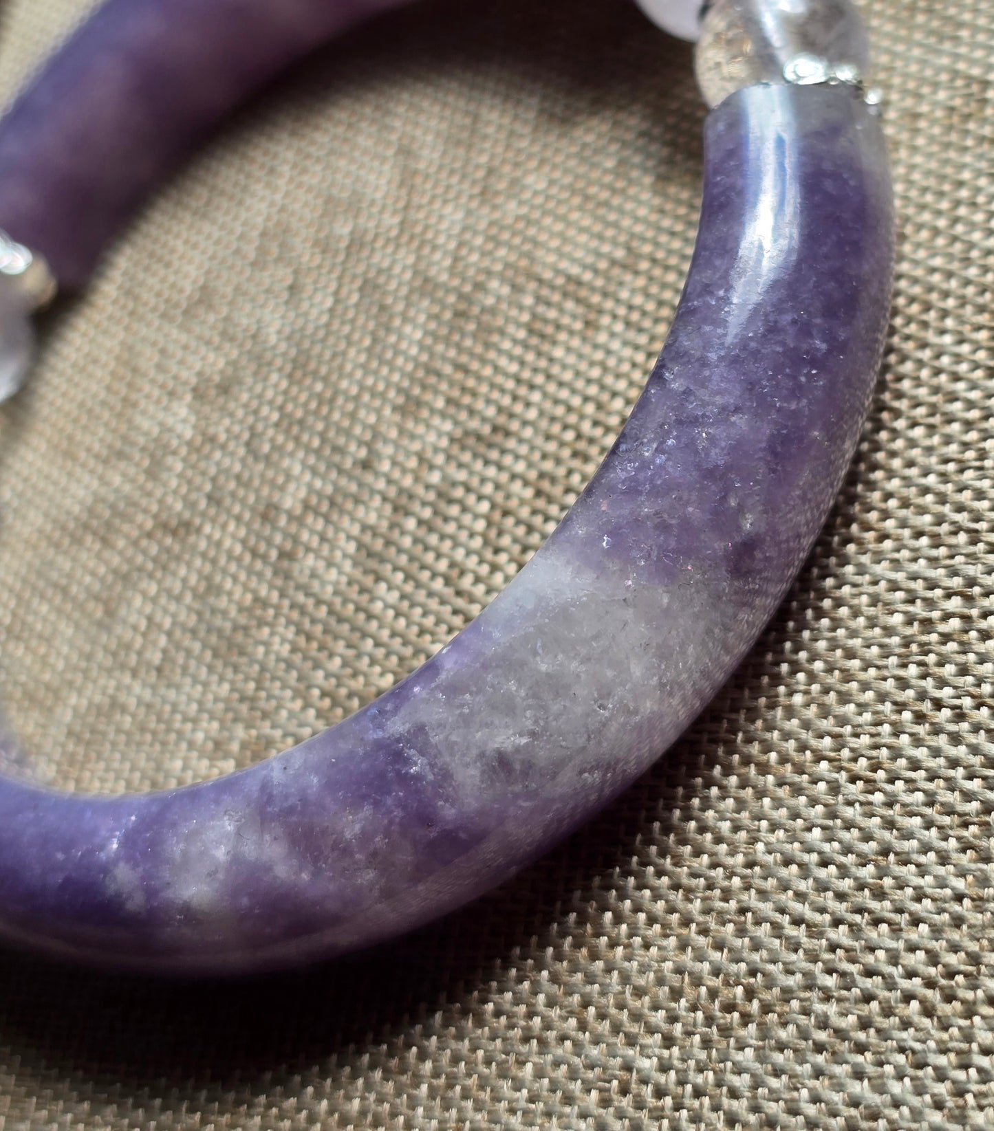 Half Bangle – Lepidolit med bergkristall