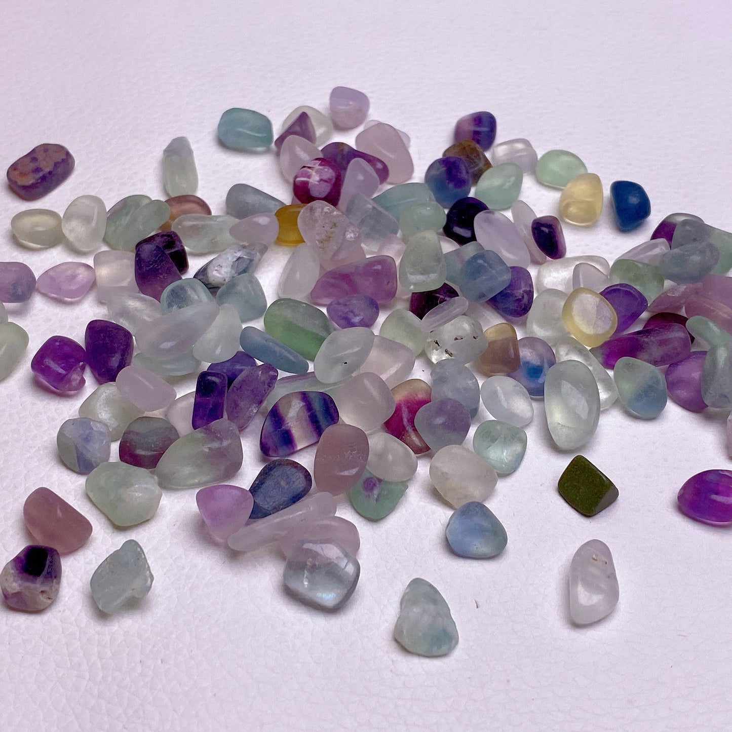 Regnbågsfluorit – högkvalitativa kristallchips, 50 g