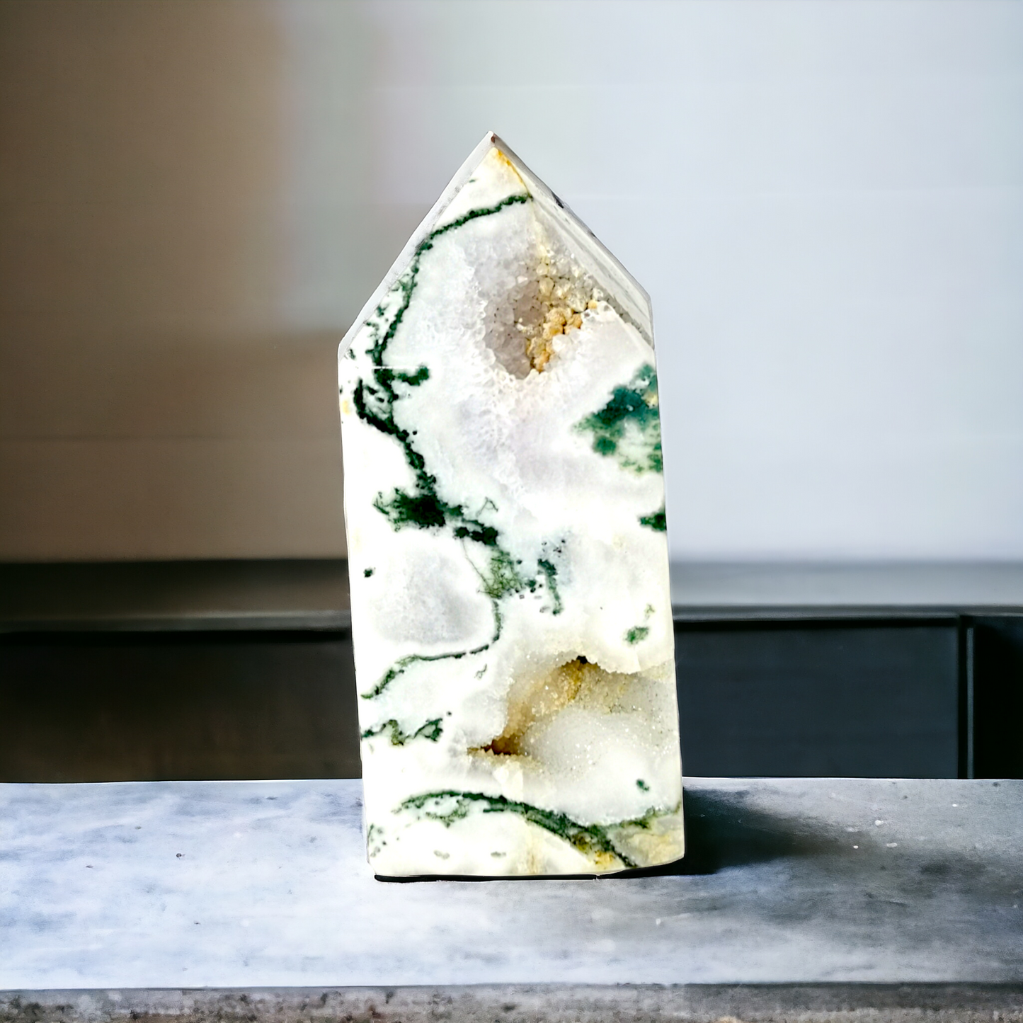 Mossagat Torn med Druzy – Stabilitet och Naturlig Kraft (ca 400 g)