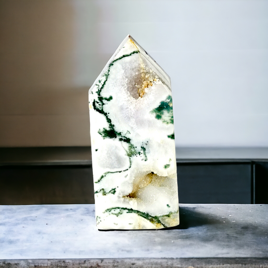 Mossagat Torn med Druzy – Stabilitet och Naturlig Kraft (ca 400 g)