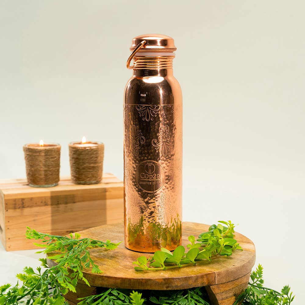Handgjord kopparflaska med ingraverat blommönster – ca 950 ml