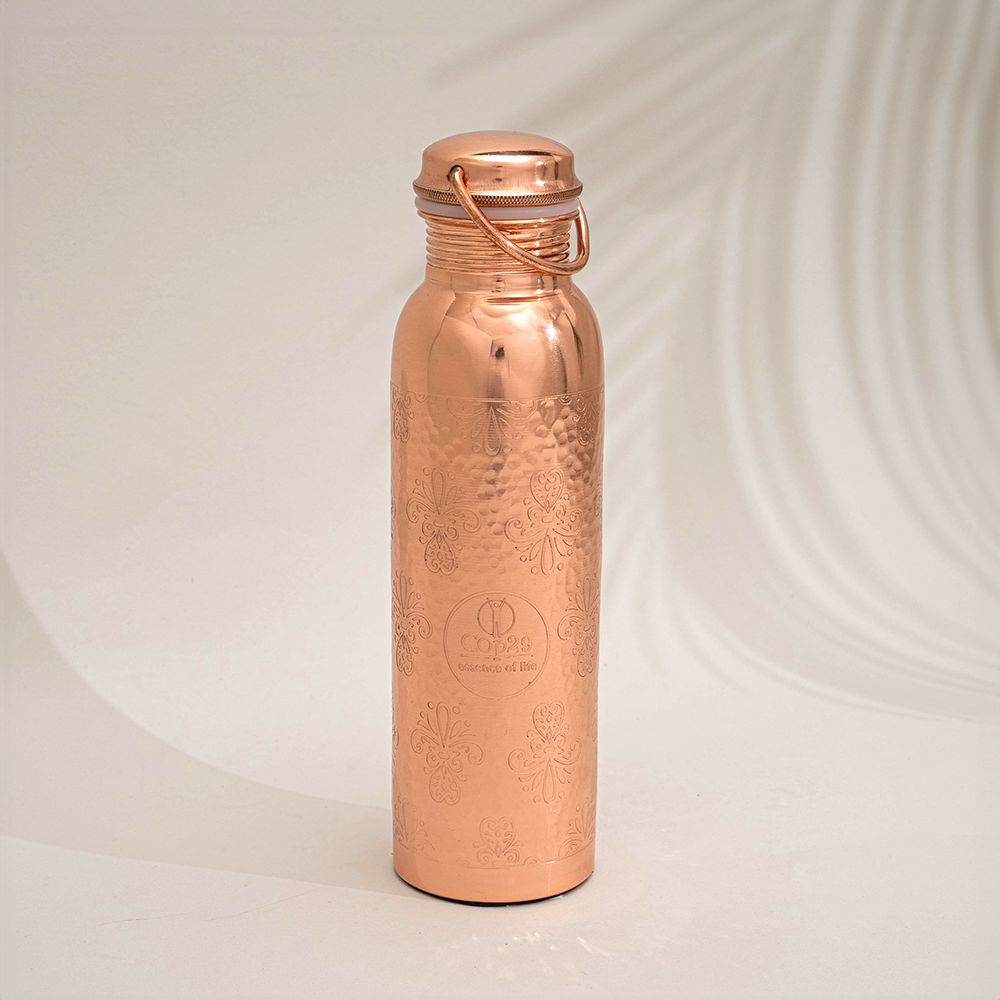 Handgjord kopparflaska med ingraverat blommönster – ca 950 ml