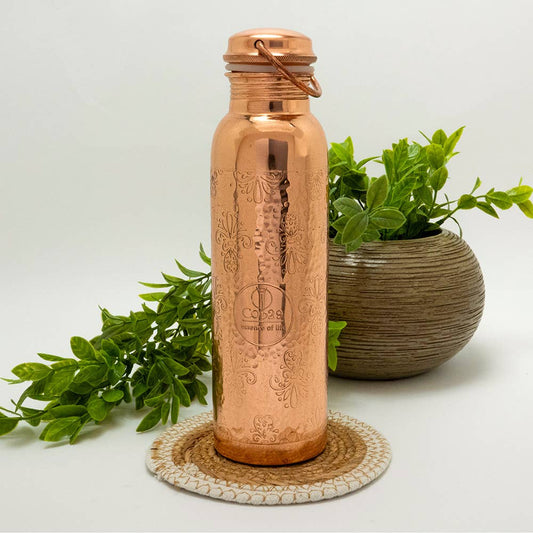 Handgjord kopparflaska med ingraverat blommönster – ca 950 ml