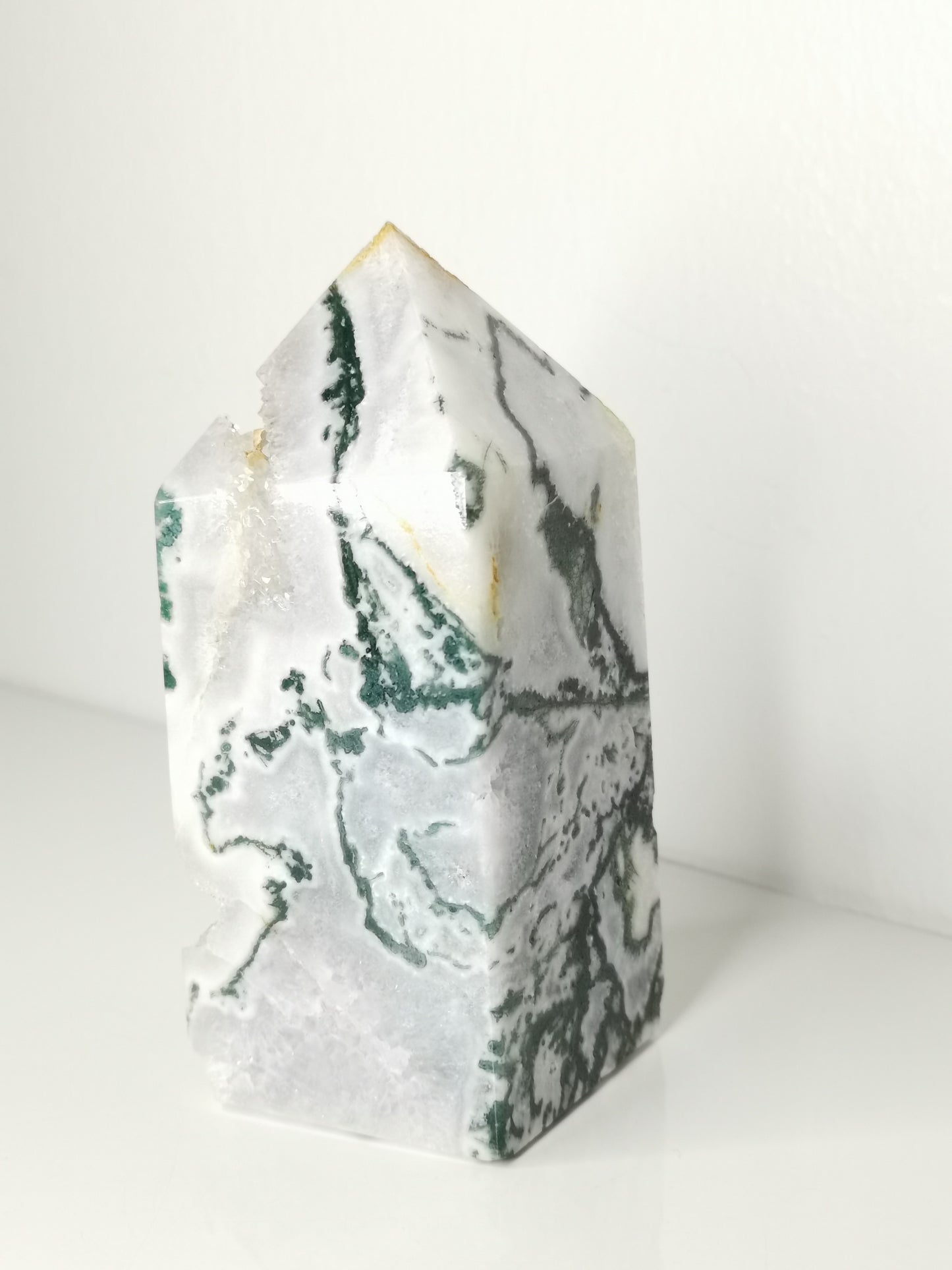 Mossagat Torn med Druzy – Stabilitet och Naturlig Kraft (ca 400 g)