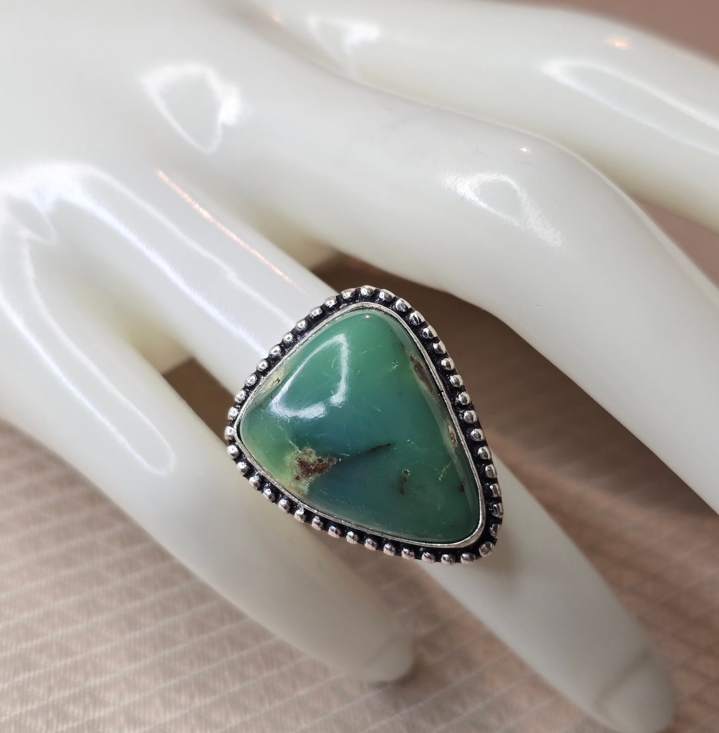 Helandets Frö – Krysopras Ring (Silverpläterad, Strl 6)