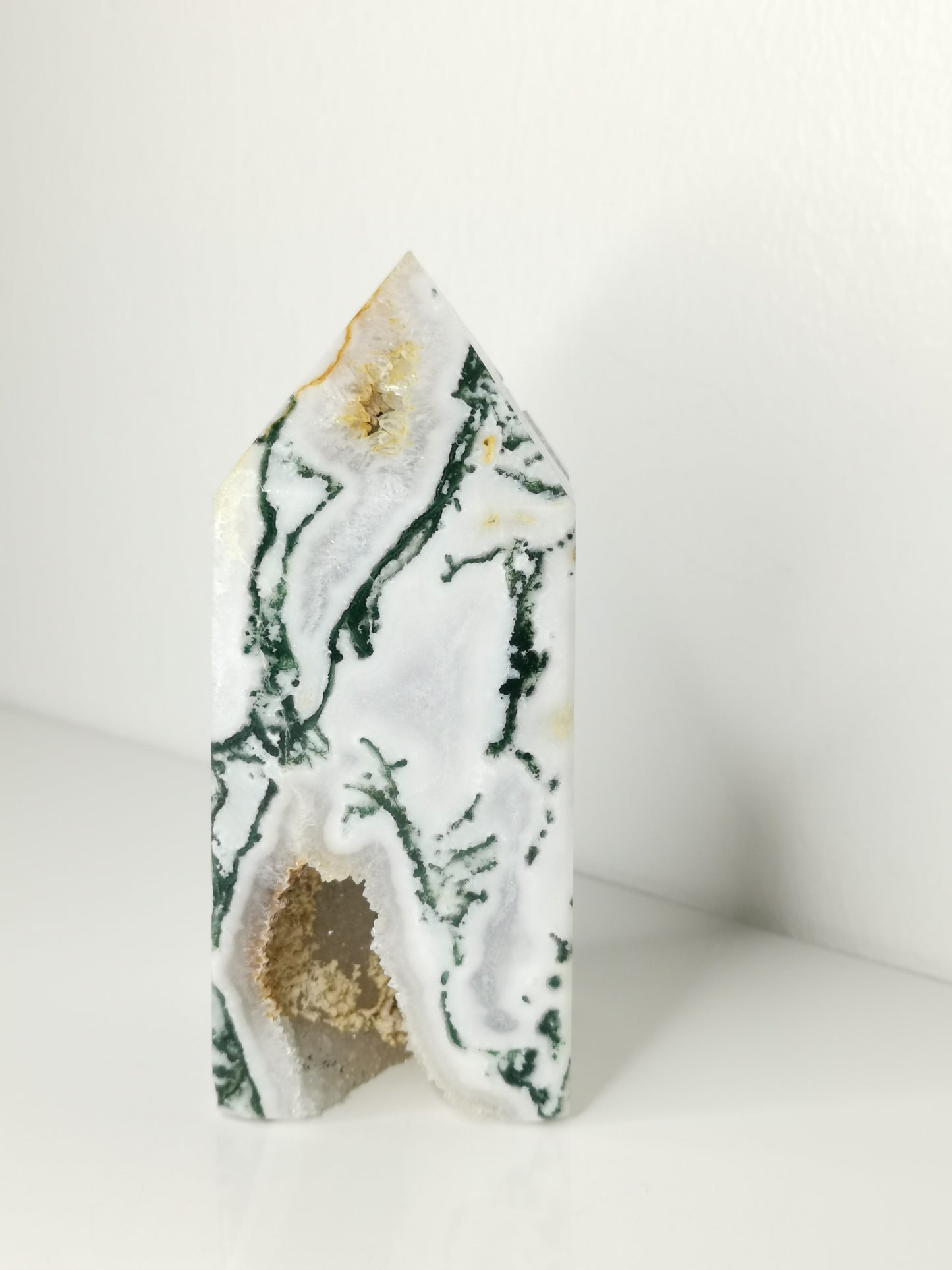 Mossagat Torn med Druzy – Stabilitet och Naturlig Kraft (ca 400 g)