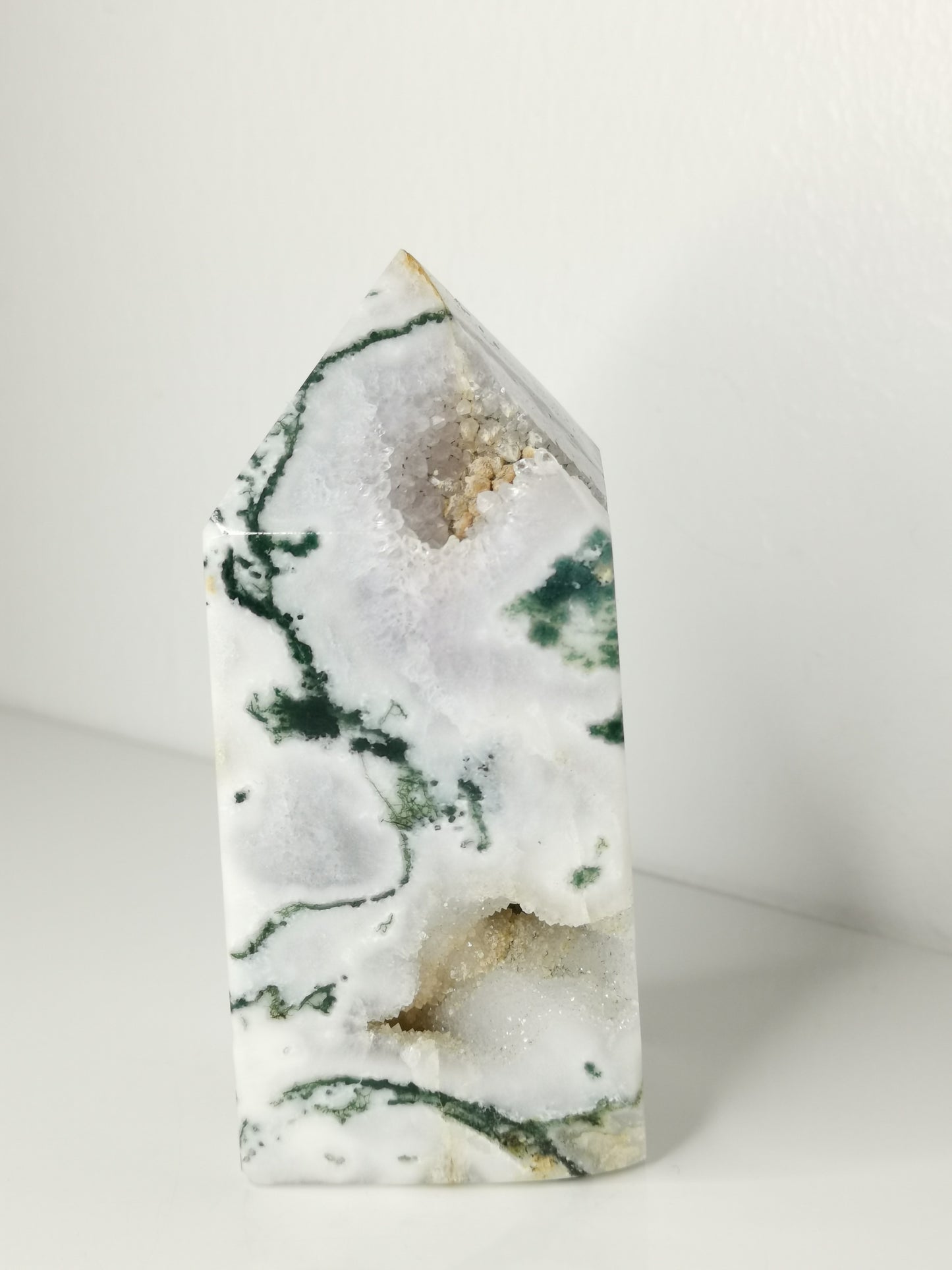 Mossagat Torn med Druzy – Stabilitet och Naturlig Kraft (ca 400 g)