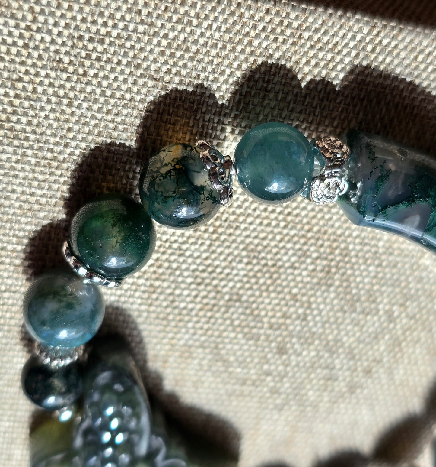 Half Bangle – Mossagat med fjäril i labradorit