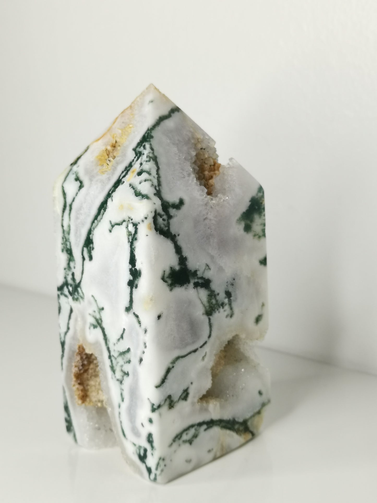 Mossagat Torn med Druzy – Stabilitet och Naturlig Kraft (ca 400 g)