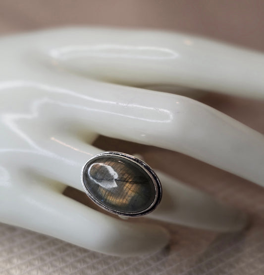 Labradoritens Skimmer – Justerbar Ring (Silverpläterad)