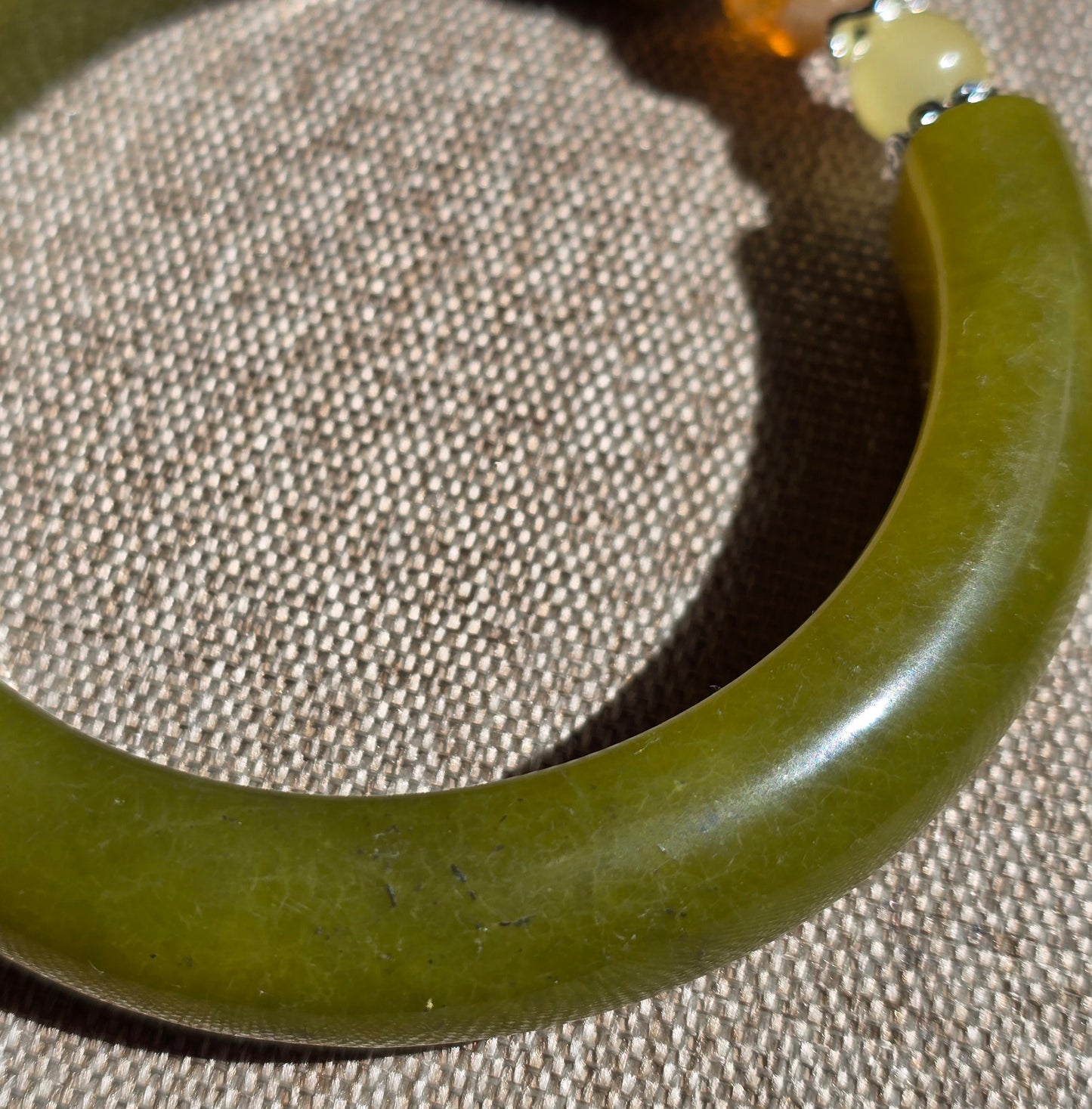 Half Bangle – Limegrön Serpentin Jade / New Jade