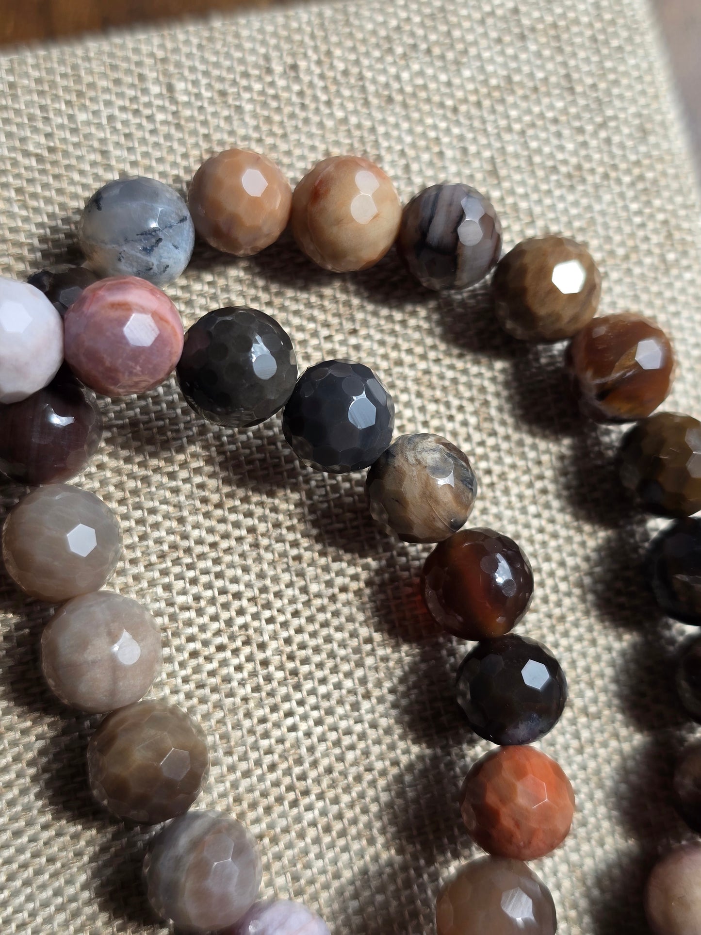 Facetterat armband – Fossiliserat trä