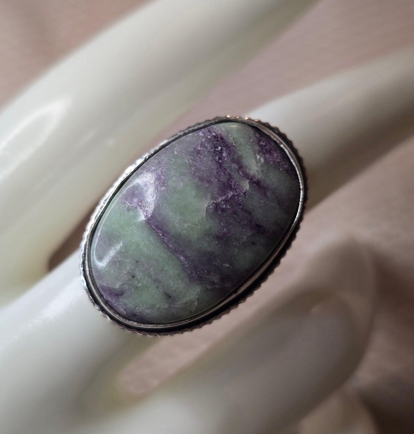 Dimsljus – Kammerit Ring (Strl 8,5, Silverpläterad)