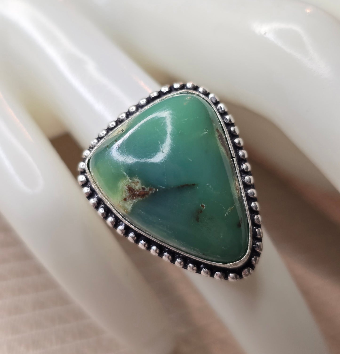 Helandets Frö – Krysopras Ring (Silverpläterad, Strl 6)