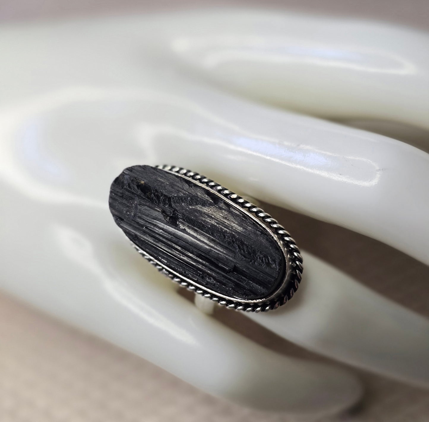 Skuggfästning – Svart Turmalin ring #1