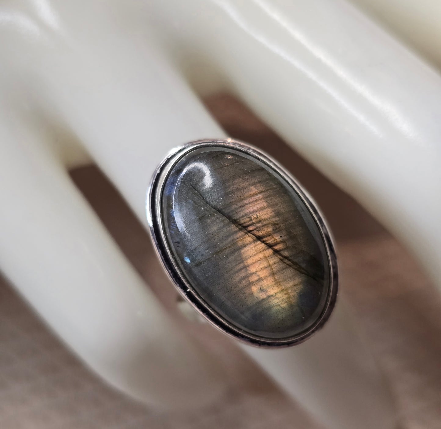 Labradoritens Skimmer – Justerbar Ring (Silverpläterad)