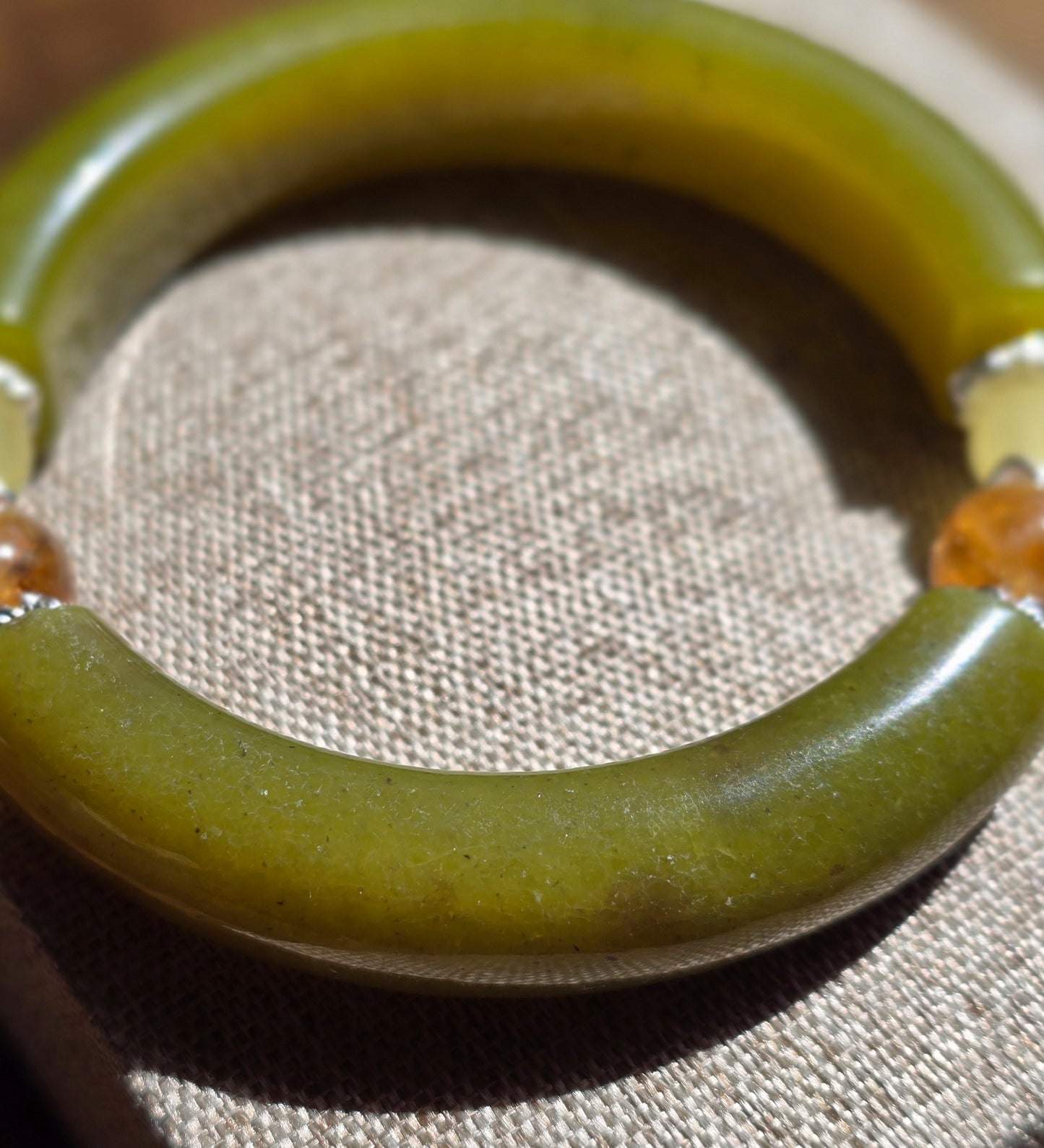Half Bangle – Limegrön Serpentin Jade / New Jade