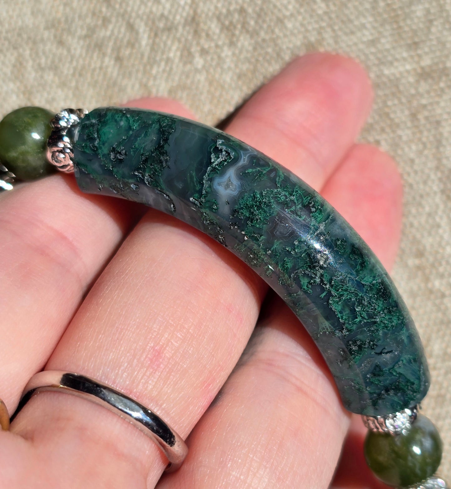 Half Bangle – Mossagat med fjäril i labradorit