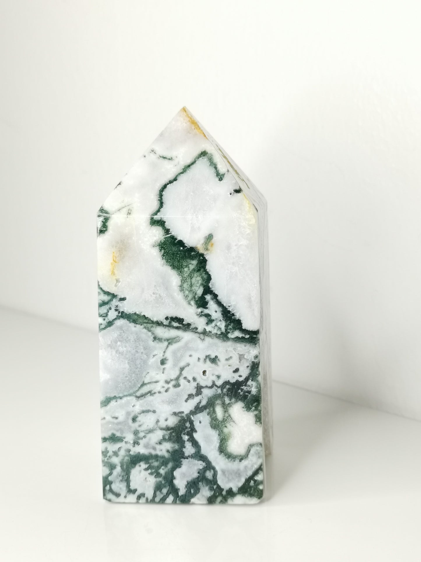 Mossagat Torn med Druzy – Stabilitet och Naturlig Kraft (ca 400 g)