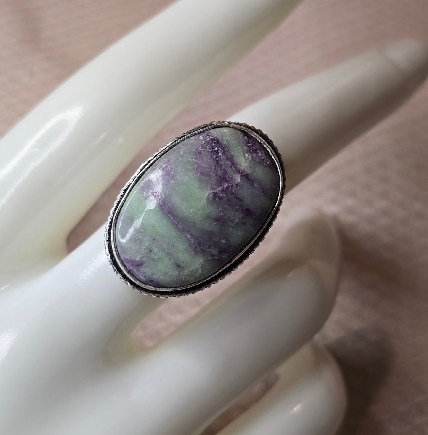 Dimsljus – Kammerit Ring (Strl 8,5, Silverpläterad)