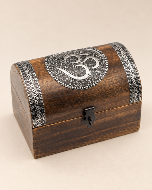 Träkista med Om-symbol – Spirituell Förvaringsask 15 x 10 x 10 cm